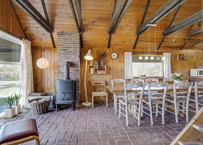 4 Bedroom Pet Friendly In *
